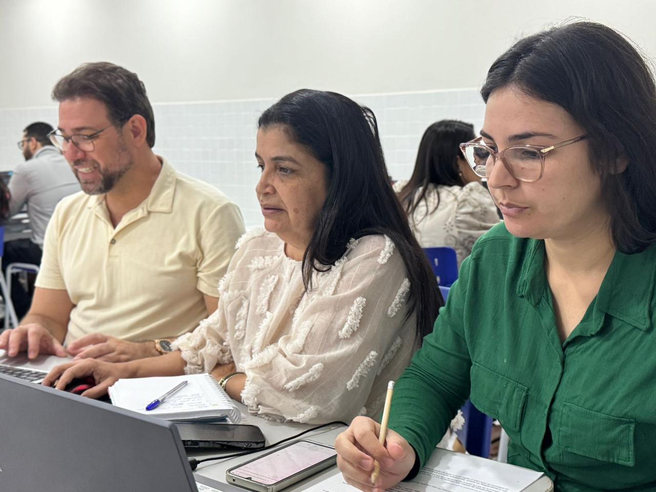 CALÇADO DEBATE A CONSTRUÇÃO DO NOVO PLANO MUNICIPAL DE EDUCAÇÃO