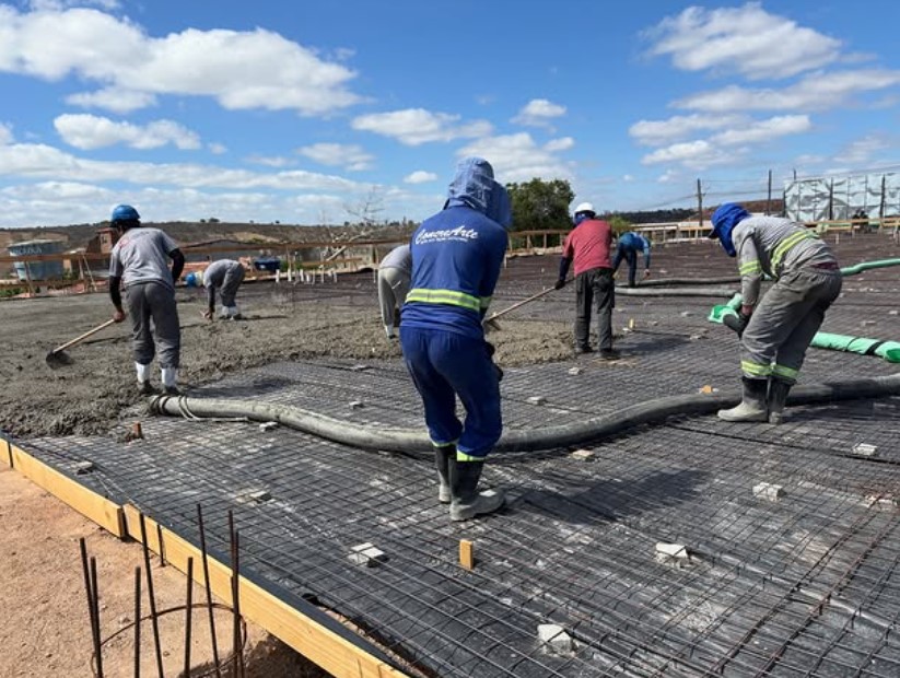 Prefeitura inicia concretagem do piso de nova creche no município